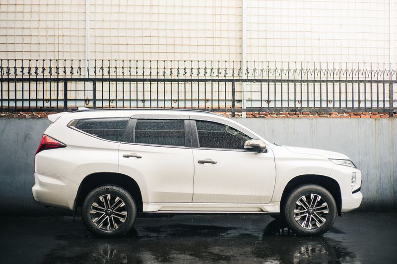 รถ SUV สีขาวมุมด้านข้าง (ภาพประกอบ)